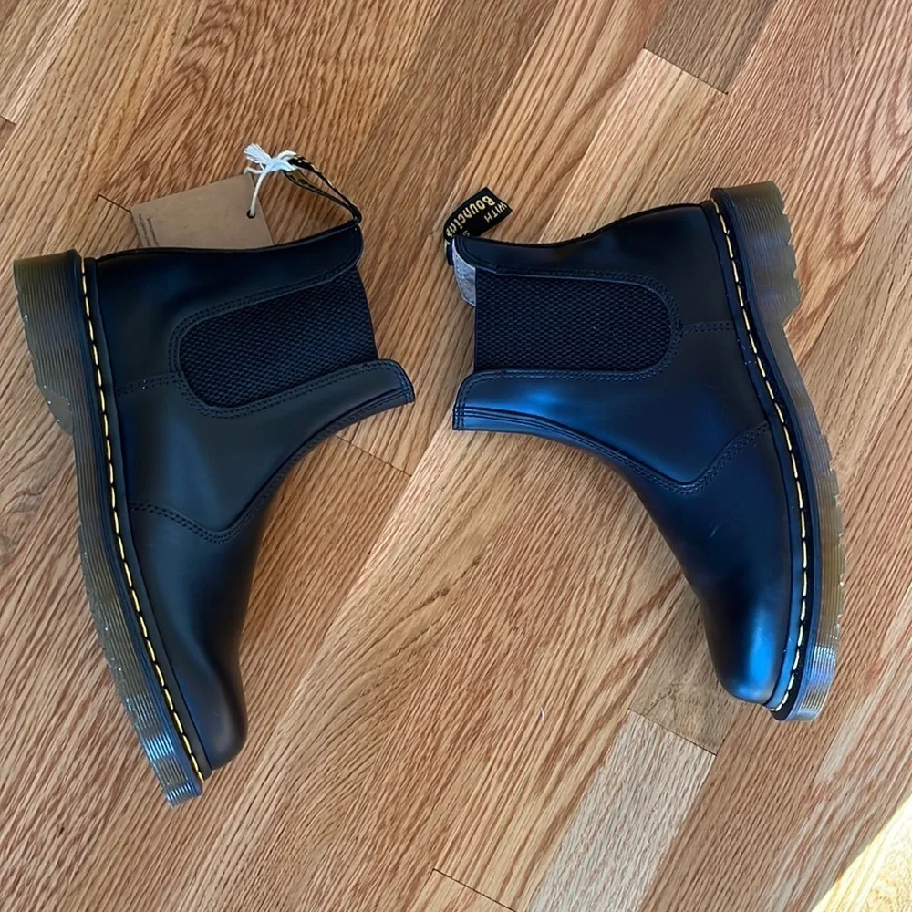 NWT Dr Martens Smooth Leather Chelsea Boots Size 8